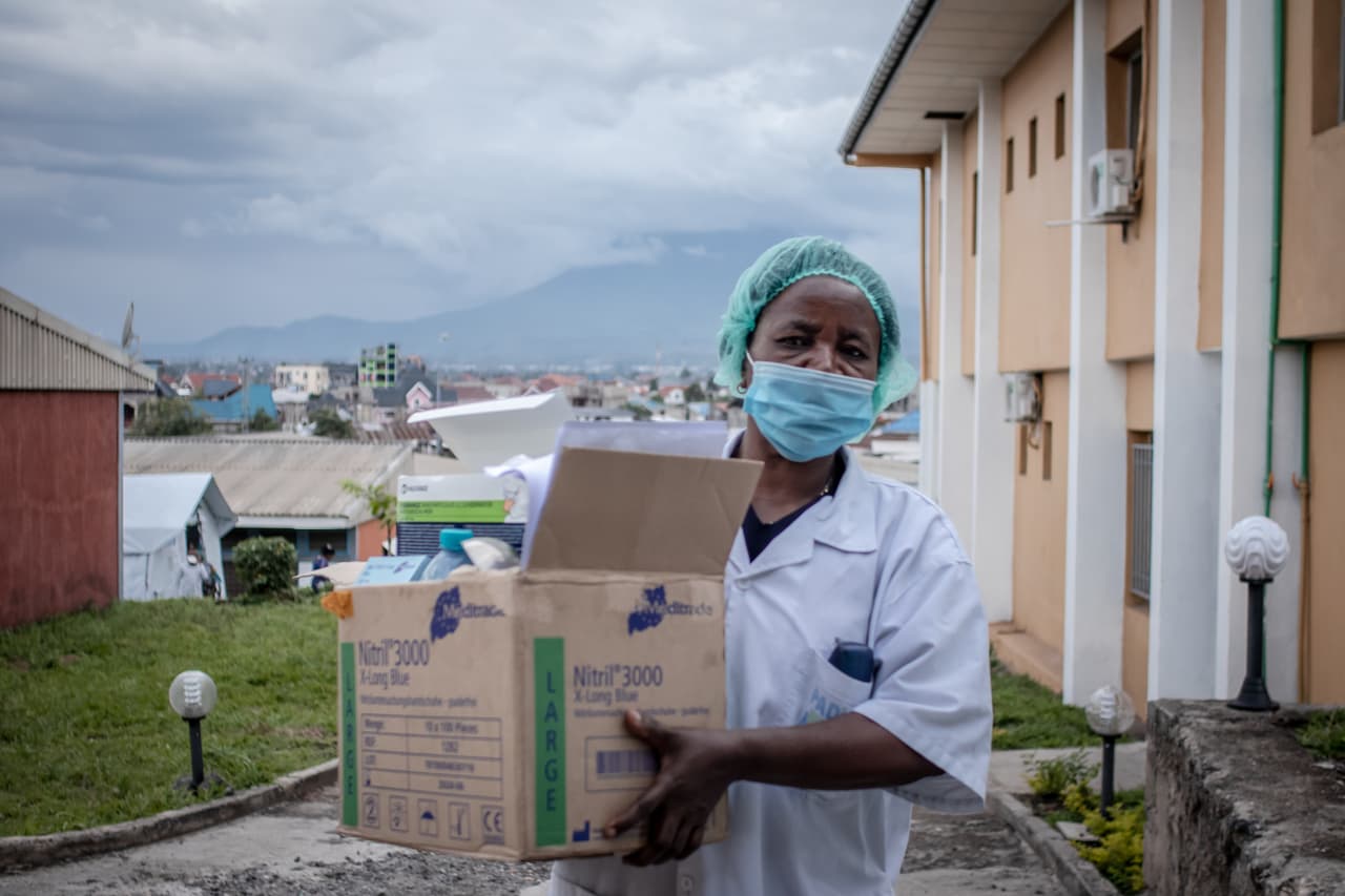A healthcare worker in the Democratic Republic of the Congo