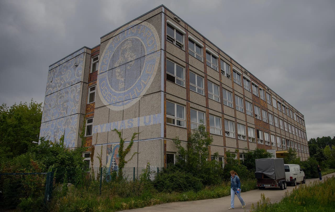 An old school building in the Berlin district of Marzahn-Hellersdorf has been turned into a shelter for asylum seekers, triggering protests by neighbours and right-wing extremists.