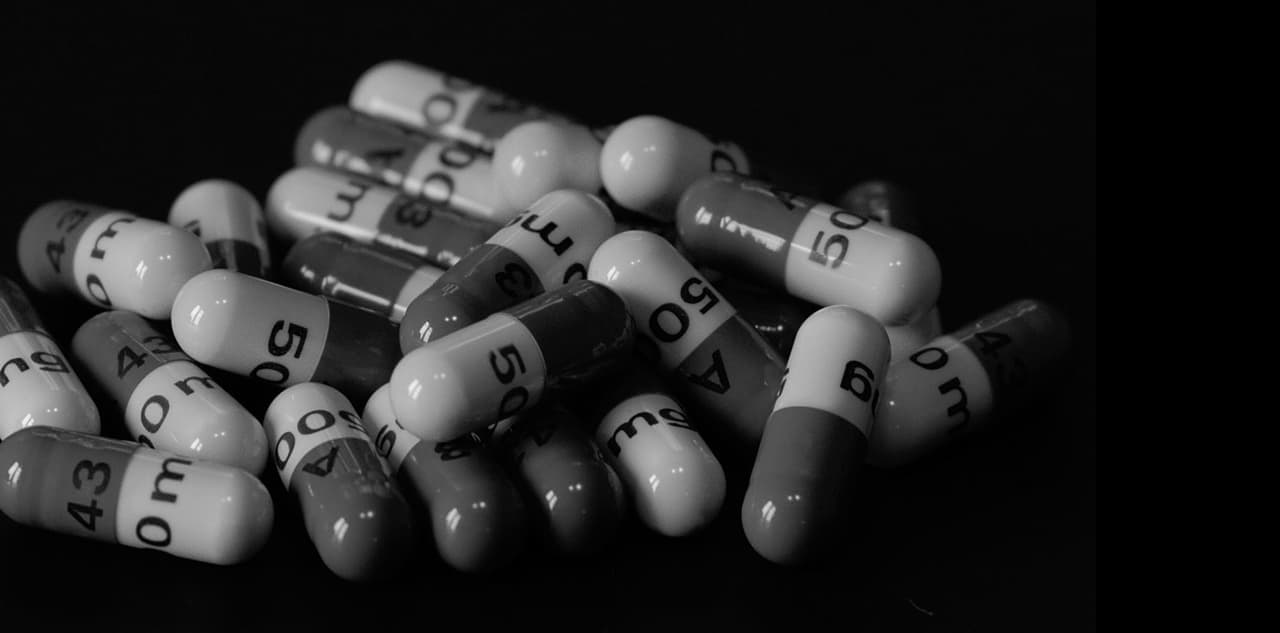 White and grey pills