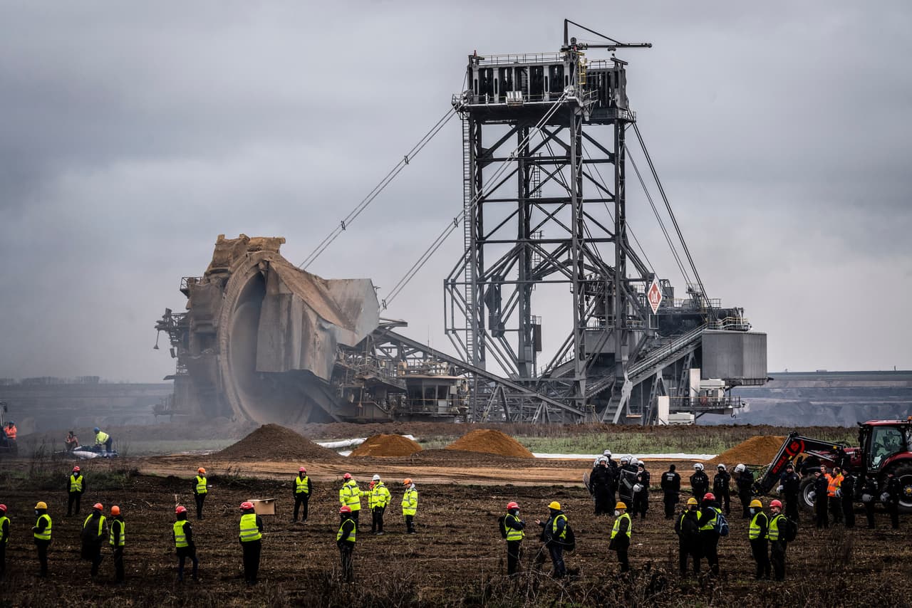 The enormous bucket-wheel excavator that is helping expand the Lüzerath mine
